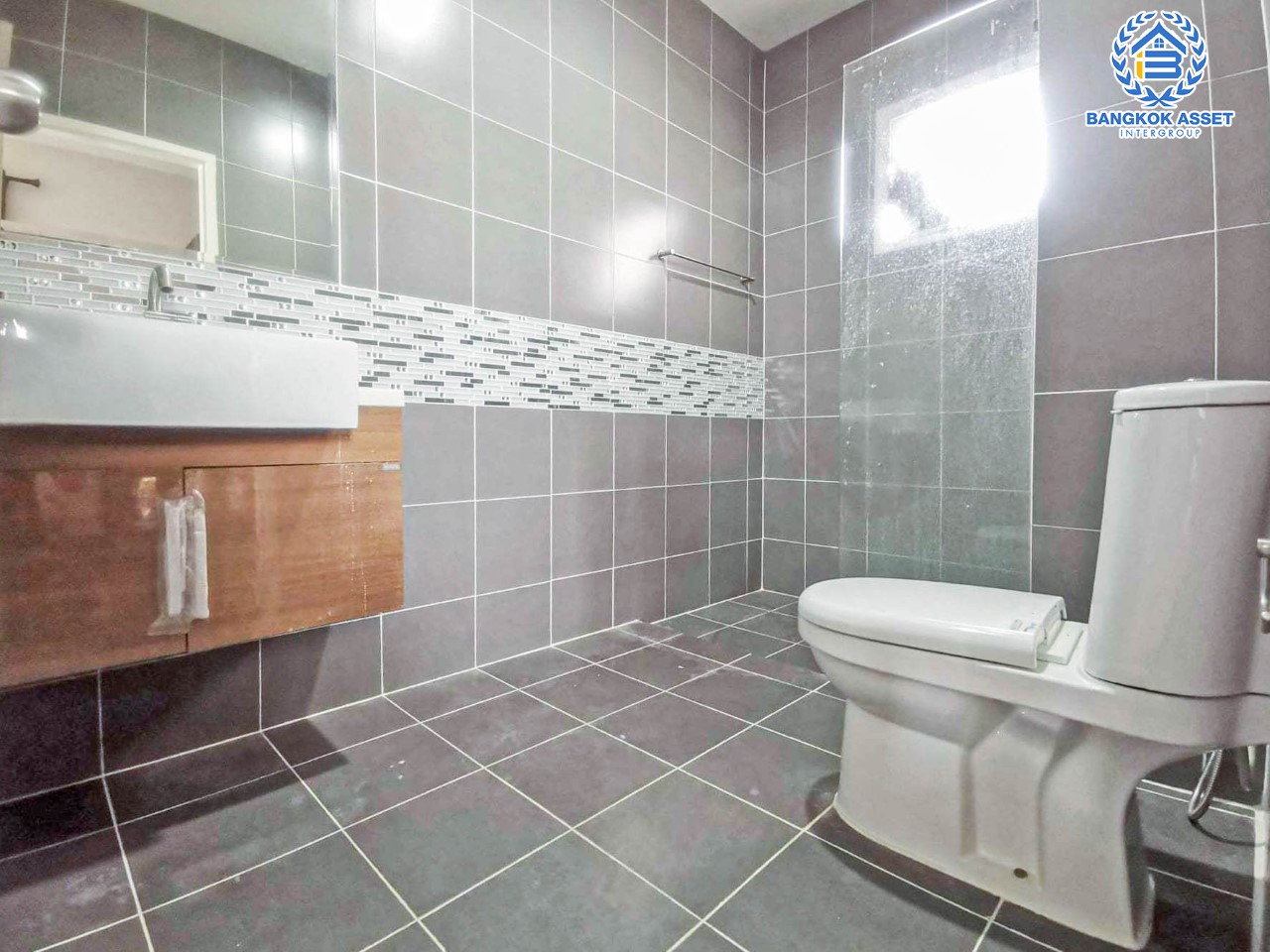 *****บ้านเดี่ยวมือสอง ม.ธารา ราชพฤกษ์-ปิ่นเกล้า บ้านสวย พร้อมอยู่ เนื้อที่ 55.8 ตร.ว. ฟังก์ชัน 3 ห้องนอน 3 ห้องน้ำ 2 ที่จอดรถ แถมฟรี !!! เครื่องปรับอากาศ 3 เครื่อง บนทำเลเชื่อมสู่ถนนกาญจนาภิเษก ใกล้รถไฟฟ้าสายสีแดง "สถานีตลิ่งชัน" และจุดขึ้นทางด่วน "ศรีรัช"รายล้อมด้วยสิ่งอำนวยความสะดวกครบครัน